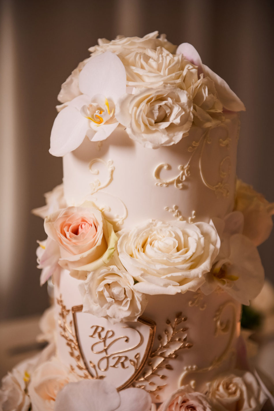 wedding cake, white wedding cake, floral cake decor, floral design, florist, wedding florist, wedding flowers, orange county weddings, orange county wedding florist, orange county florist, orange county floral design, flowers by cina