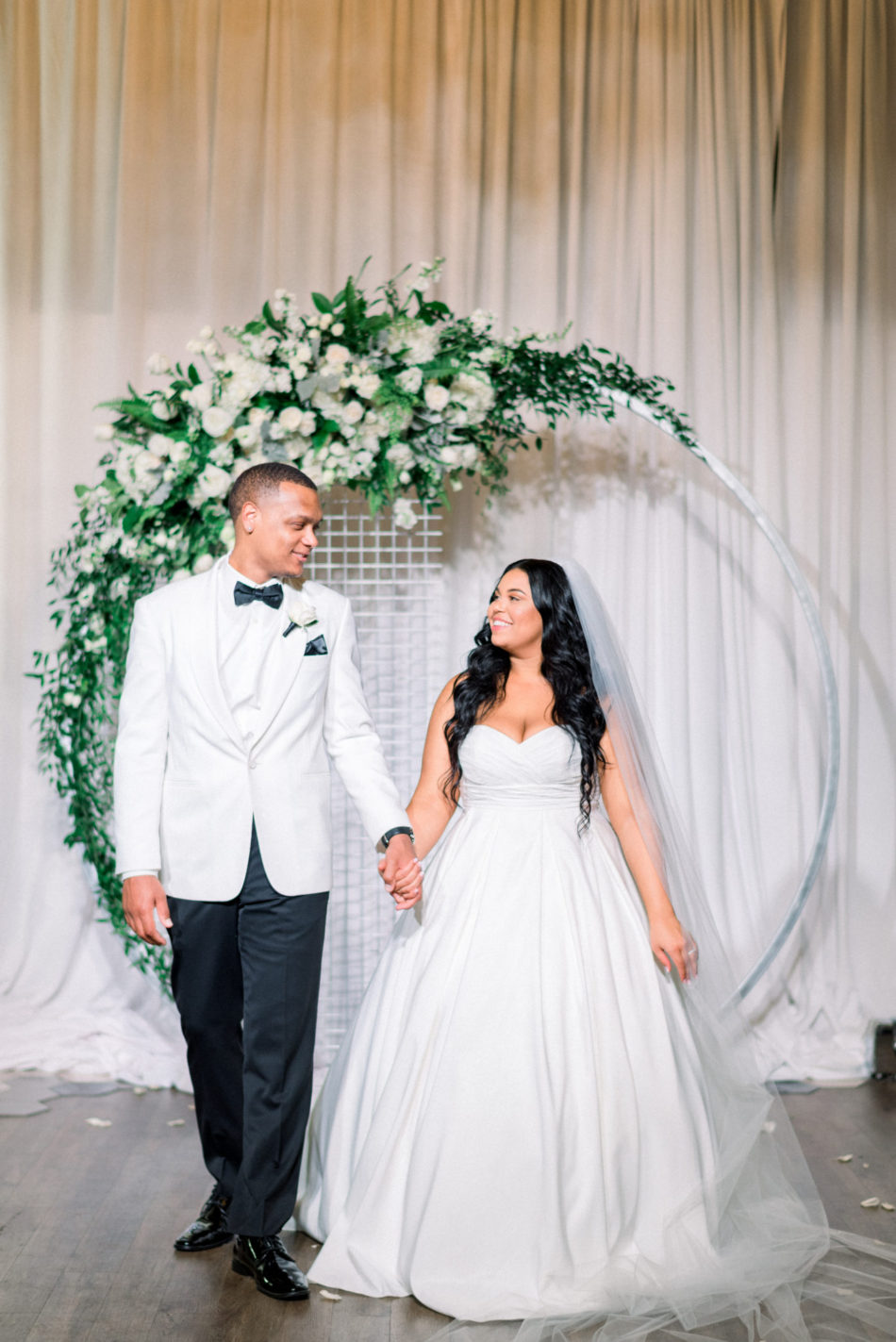 bride and groom, newlyweds, all-white wedding, floral design, florist, wedding florist, wedding flowers, orange county weddings, orange county wedding florist, orange county florist, orange county floral design, flowers by cina