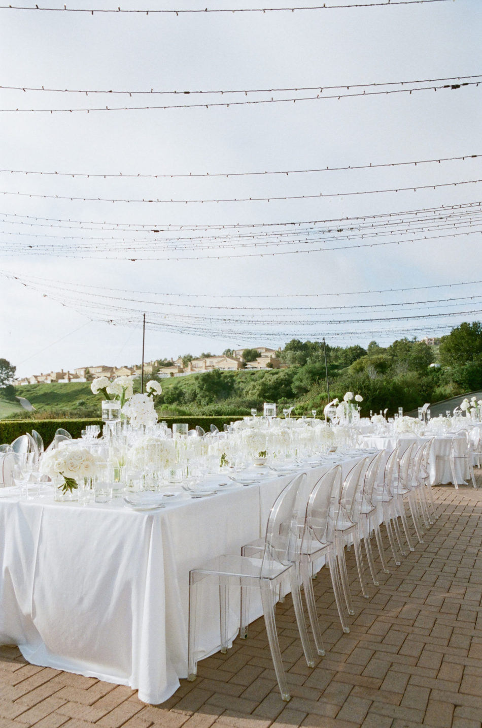 white tablescape, white tabletop decor, white centerpiece, floral design, florist, wedding florist, wedding flowers, orange county weddings, orange county wedding florist, orange county florist, orange county floral design, flowers by cina