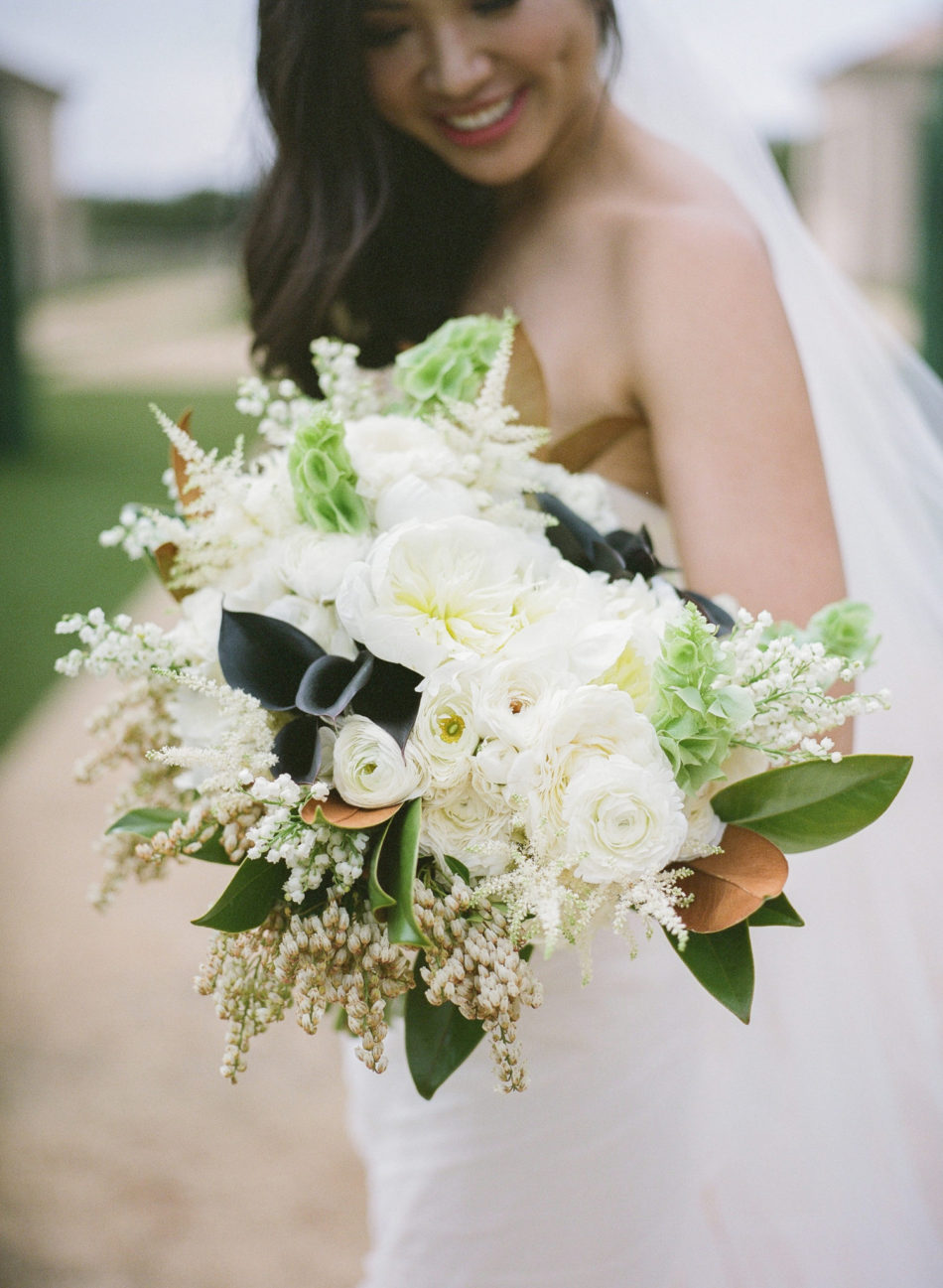 white bouquet, white bridal bouquet, white and black bouquet, floral design, florist, wedding florist, wedding flowers, orange county weddings, orange county wedding florist, orange county florist, orange county floral design, flowers by cina