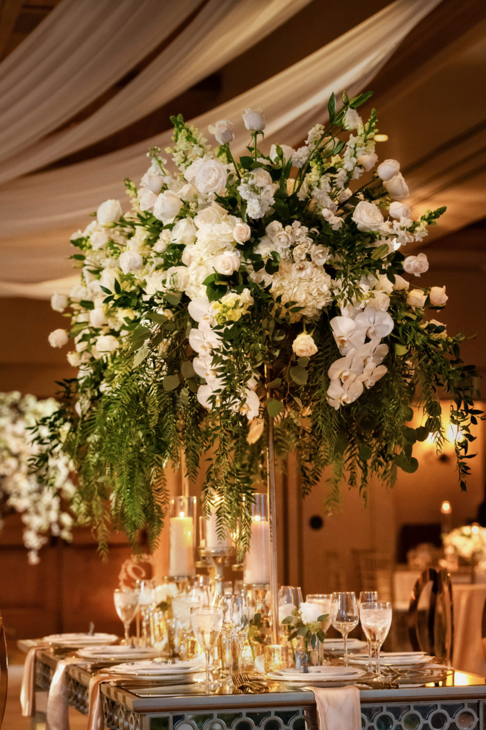 white blooms, white centerpiece, white floral arrangement, floral design, florist, wedding florist, wedding flowers, orange county weddings, orange county wedding florist, orange county florist, orange county floral design, flowers by cina