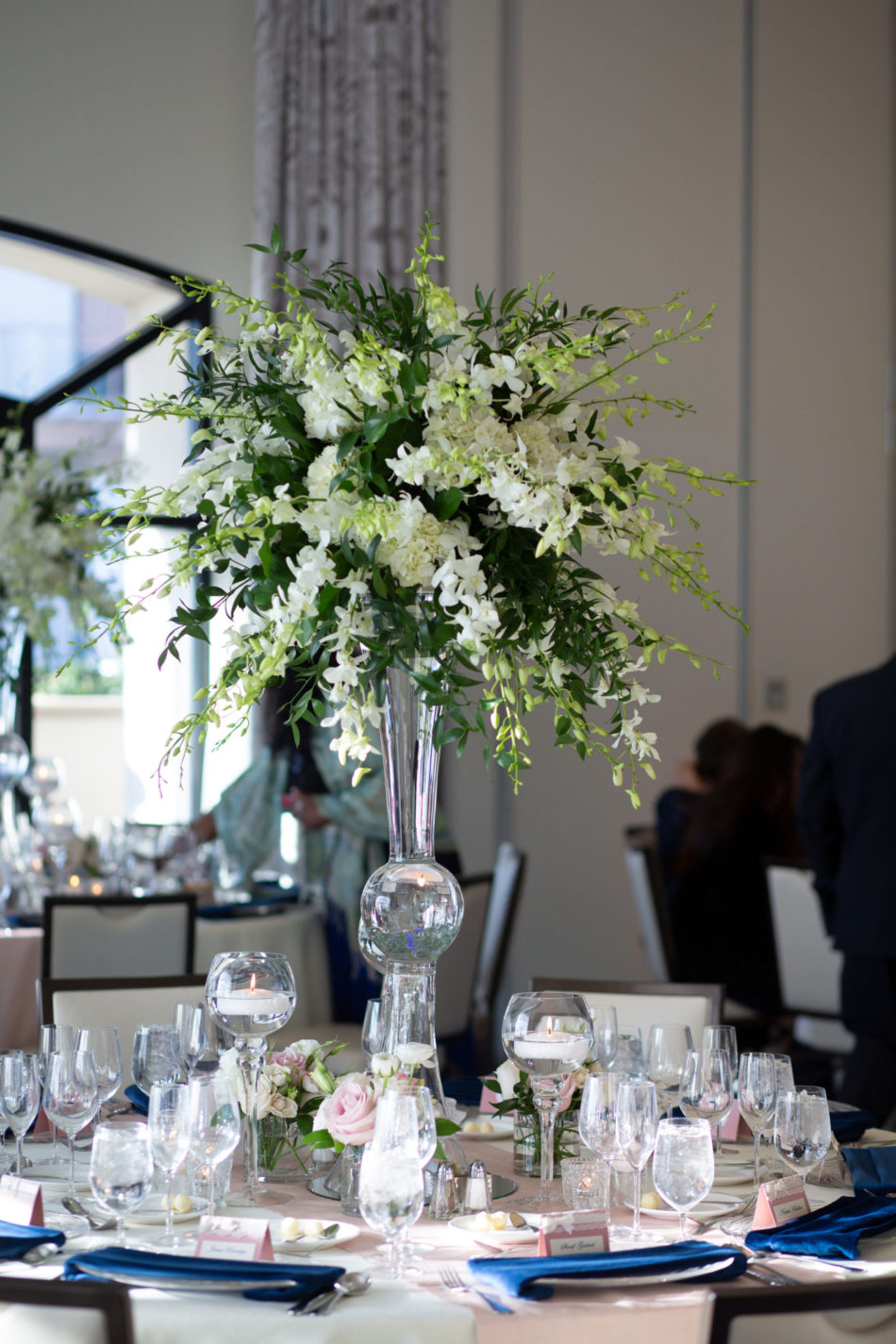 elevated centerpiece, white centerpiece, clear centerpiece, floral design, florist, wedding florist, wedding flowers, orange county weddings, orange county wedding florist, orange county florist, orange county floral design, flowers by cina