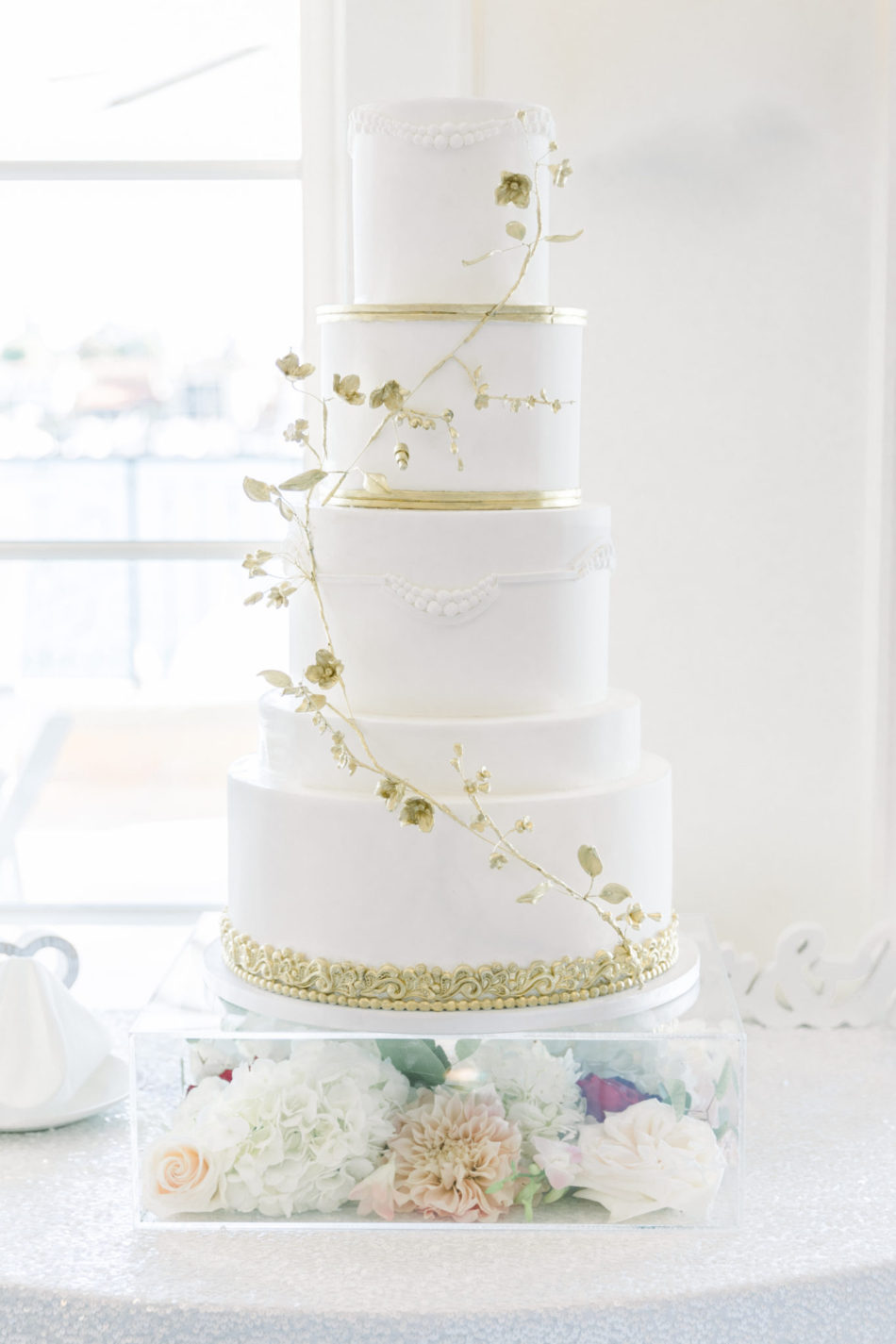 wedding cake, golden cake decor, gold wedding cake, floral design, florist, wedding florist, wedding flowers, orange county weddings, orange county wedding florist, orange county florist, orange county floral design, flowers by cina