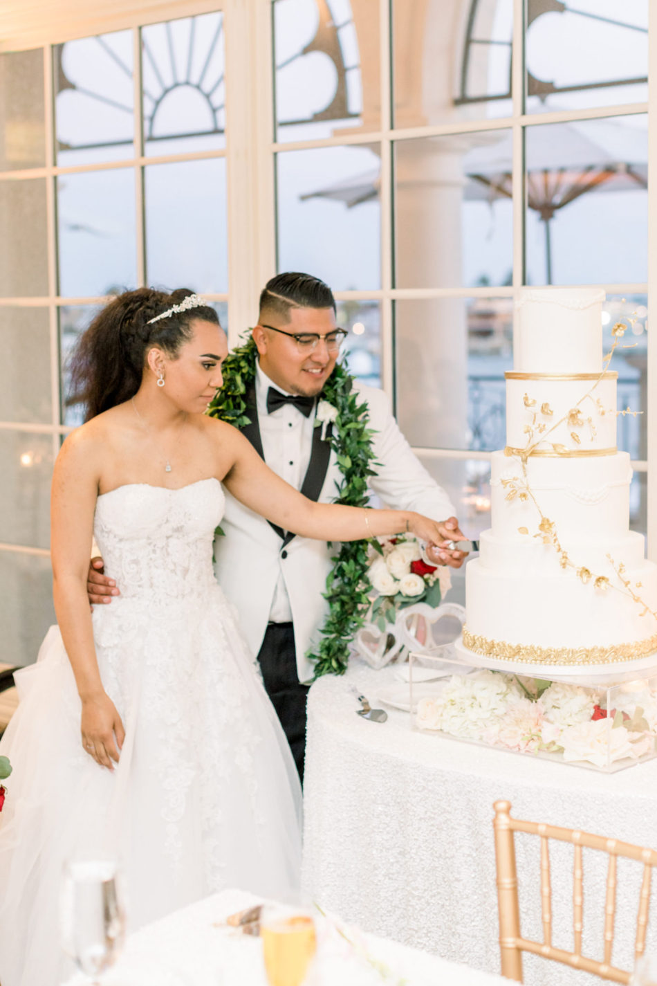 bride and groom, wedding cake, gold and white cake, floral design, florist, wedding florist, wedding flowers, orange county weddings, orange county wedding florist, orange county florist, orange county floral design, flowers by cina