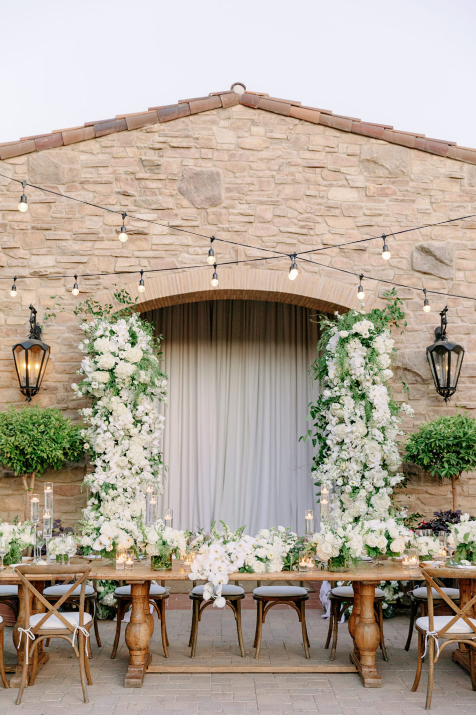 head table, outdoor reception, white reception blooms, exquisite white wedding, floral design, florist, wedding florist, wedding flowers, orange county weddings, orange county wedding florist, orange county florist, orange county floral design, flowers by cina