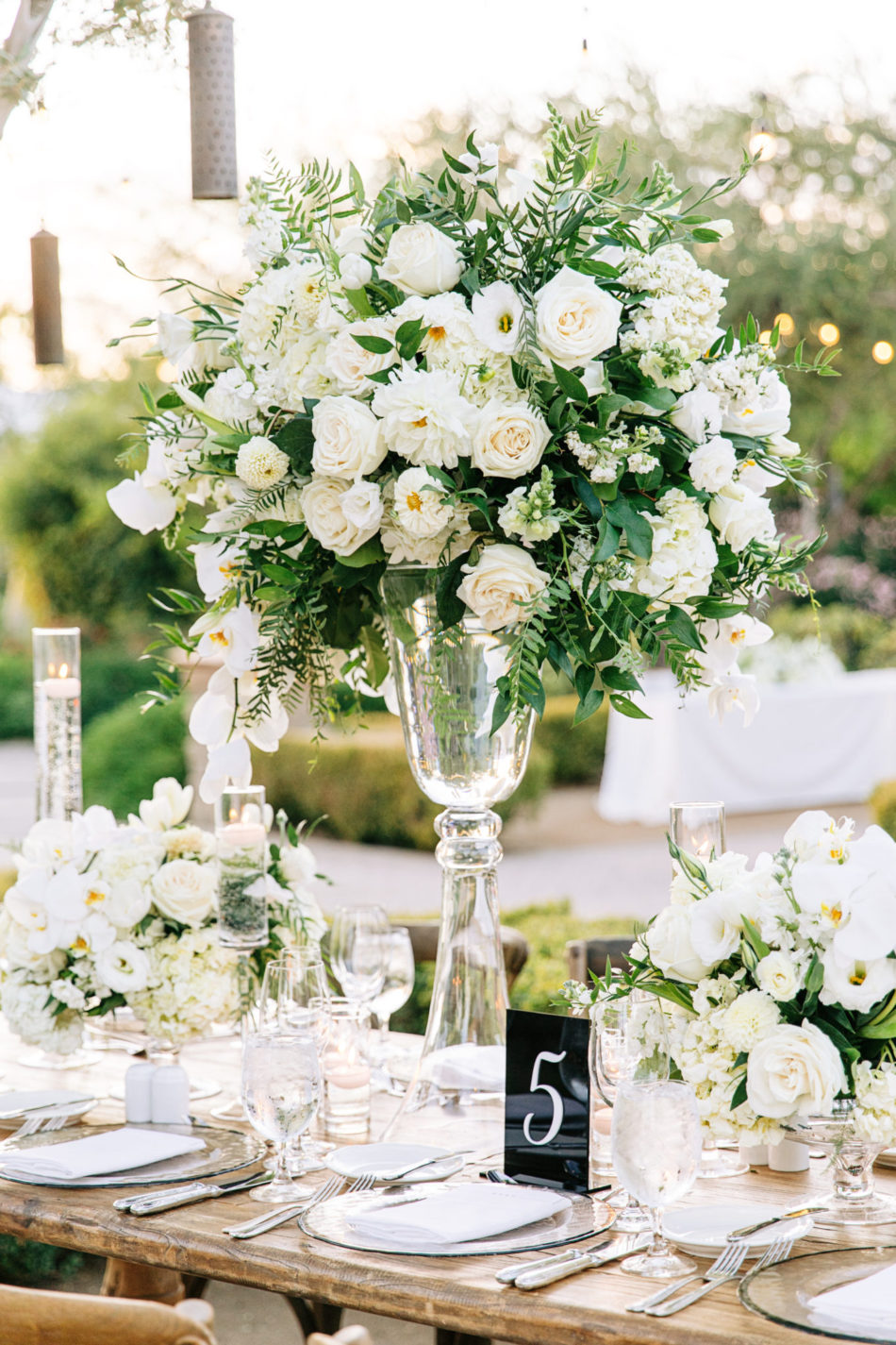 white centerpieces, white blooms, exquisite white wedding, floral design, florist, wedding florist, wedding flowers, orange county weddings, orange county wedding florist, orange county florist, orange county floral design, flowers by cina