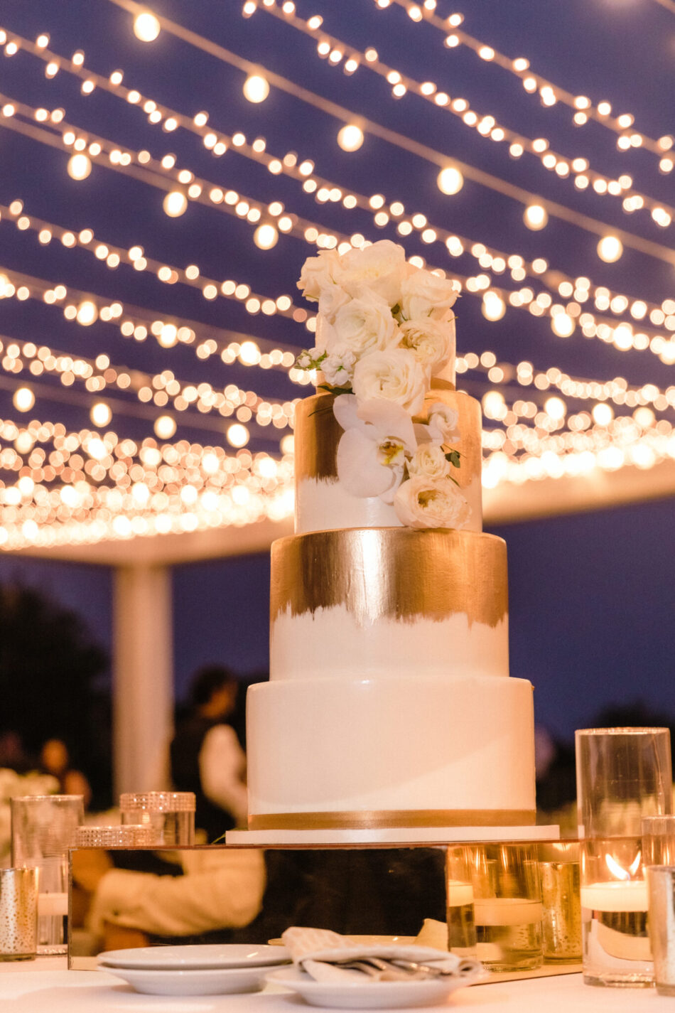 wedding cake, gold and white cake. beautiful floral-filled wedding, floral design, florist, wedding florist, wedding flowers, orange county weddings, orange county wedding florist, orange county florist, orange county floral design, flowers by cina