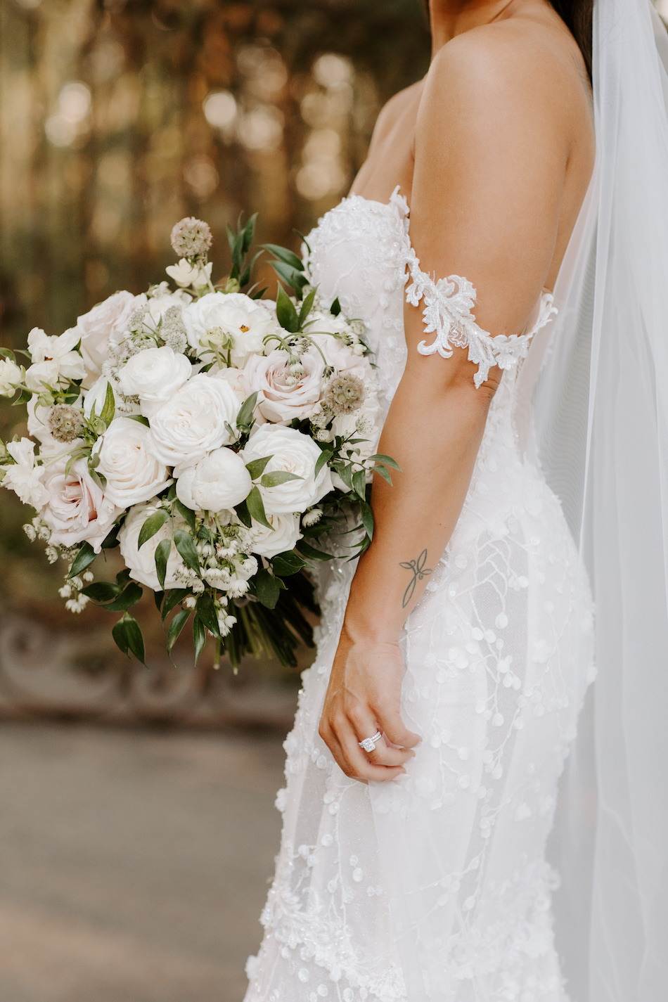 floral design, florist, wedding florist, wedding flowers, orange county weddings, orange county wedding florist, orange county florist, orange county floral design, flowers by cina, white bouquet, bridal bouquet, white blooms