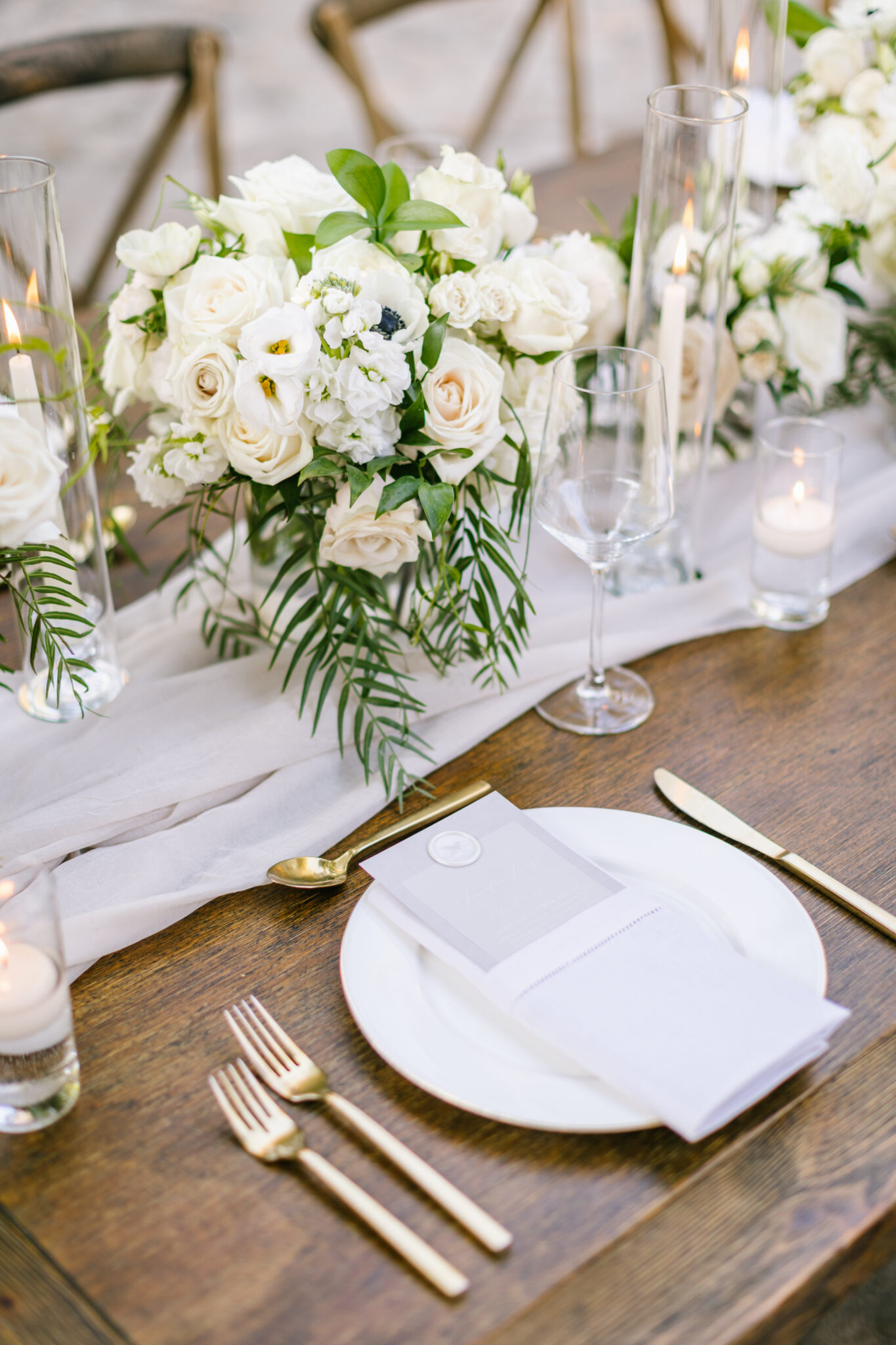 white tablescape decor, white centerpiece, reception decor, floral design, florist, wedding florist, wedding flowers, orange county weddings, orange county wedding florist, orange county florist, orange county floral design, flowers by cina