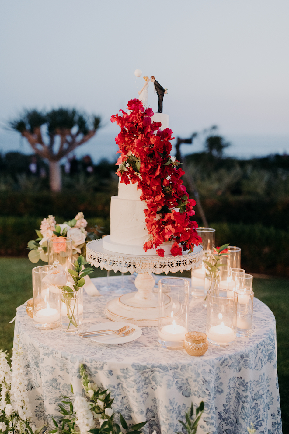 wedding cake, cake decor, cake florals, floral design, florist, wedding florist, wedding flowers, orange county weddings, orange county wedding florist, orange county florist, orange county floral design, flowers by cina