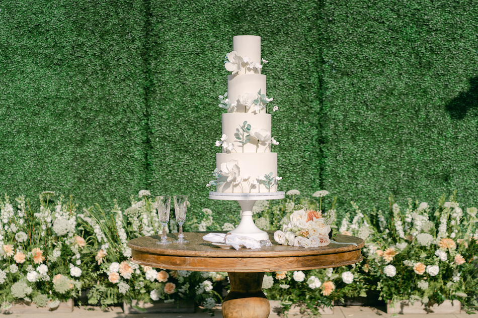 wedding cake, floral cake decor, floral decor, floral design, florist, wedding florist, wedding flowers, orange county weddings, orange county wedding florist, orange county florist, orange county floral design, flowers by cina