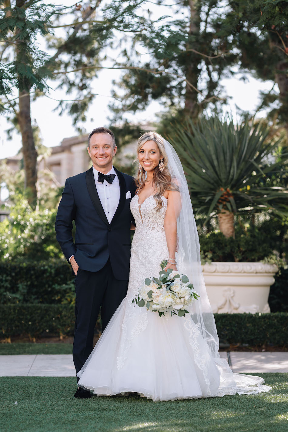 bride and groom, white bridal bouquet, just married, floral design, florist, wedding florist, wedding flowers, orange county weddings, orange county wedding florist, orange county florist, orange county floral design, flowers by cina