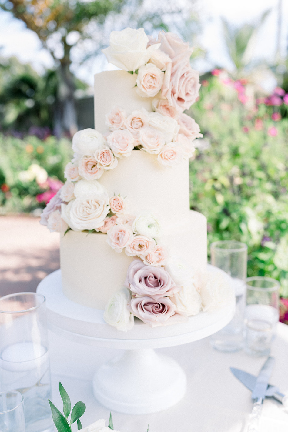 wedding cake, cake florals, cake, floral design, florist, wedding florist, wedding flowers, orange county weddings, orange county wedding florist, orange county florist, orange county floral design, flowers by cina