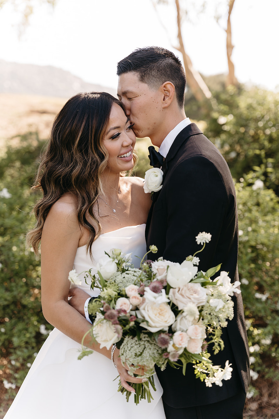 white bouquet, bridal bouquet, bride and groom, floral design, florist, wedding florist, wedding flowers, orange county weddings, orange county wedding florist, orange county florist, orange county floral design, flowers by cina