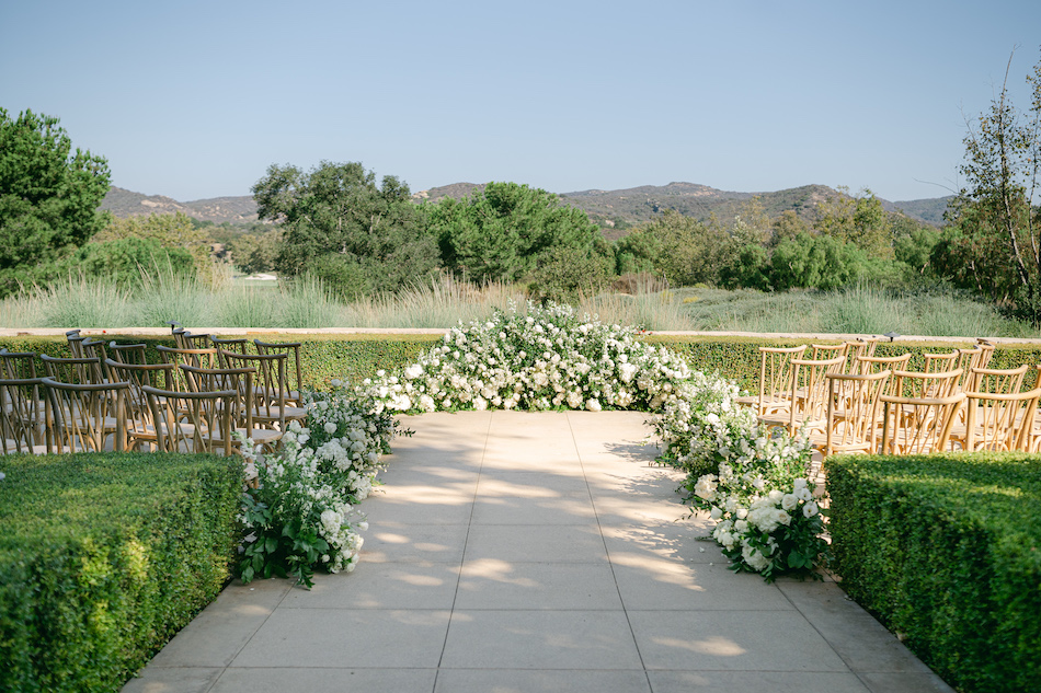 floral design, florist, wedding florist, wedding flowers, orange county weddings, orange county wedding florist, orange county florist, orange county floral design, flowers by cina, outdoor wedding, garden wedding, white ceremony florals