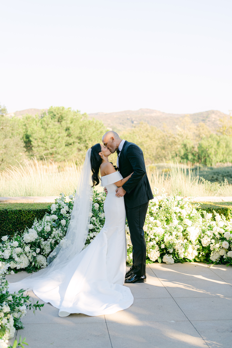 floral design, florist, wedding florist, wedding flowers, orange county weddings, orange county wedding florist, orange county florist, orange county floral design, flowers by cina, ceremony, outdoor ceremony, white ceremony florals