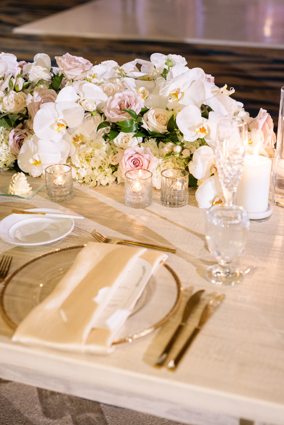 blush centerpiece, blush blooms, gold tabletop decor, floral design, florist, wedding florist, wedding flowers, orange county weddings, orange county wedding florist, orange county florist, orange county floral design, flowers by cina