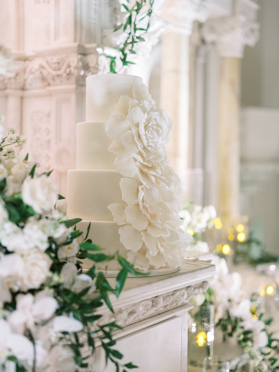 wedding cake, cake, white wedding cake, floral design, florist, wedding florist, wedding flowers, orange county weddings, orange county wedding florist, orange county florist, orange county floral design, flowers by cina