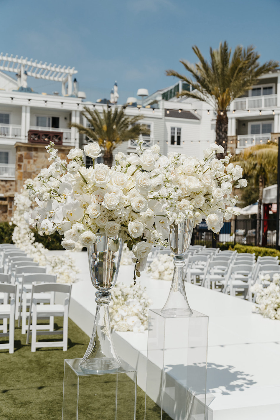 floral design, florist, wedding florist, wedding flowers, orange county weddings, orange county wedding florist, orange county florist, orange county floral design, flowers by cina, white ceremony florals, elevated florals, white ceremony decor