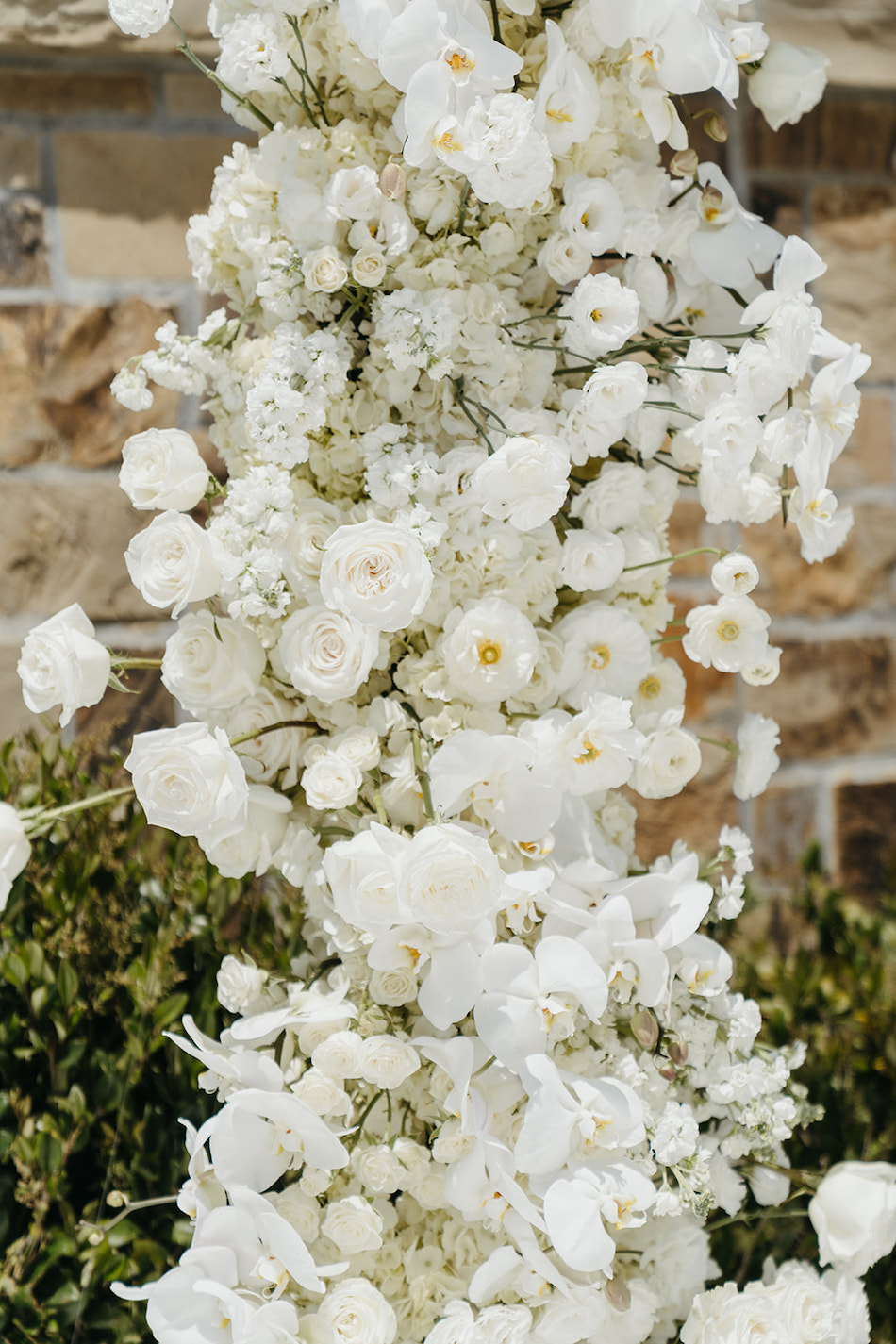 floral design, florist, wedding florist, wedding flowers, orange county weddings, orange county wedding florist, orange county florist, orange county floral design, flowers by cina, white florals, white blooms, white ceremony arch